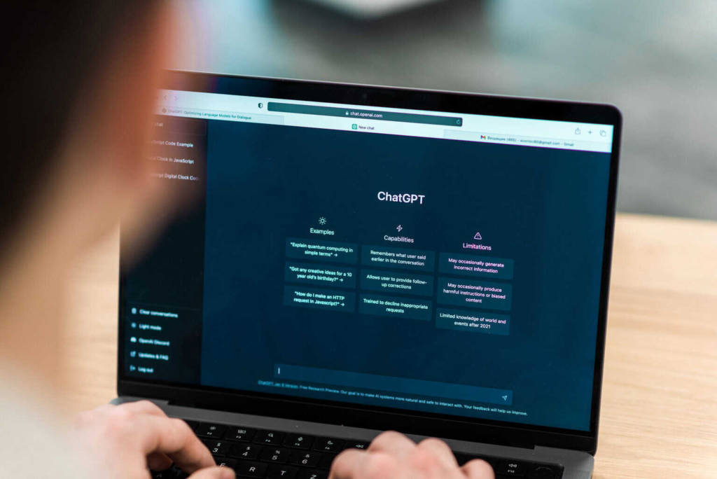 Curhat ke AI 2025: Aman atau Berbahaya? Fakta Mengejutkan & Batas Konseling Digital Chatbot!