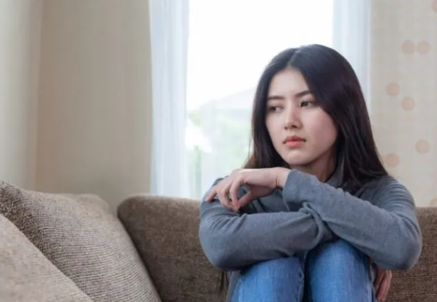 Cara Mengetahui Orang Pendiam dari Wajahnya Menurut Psikologi, Benarkah Bisa Dilihat? 1 Pendiam